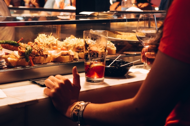 外食でグルメを食べる人