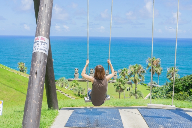 宮崎のサンメッセ日南でブランコに乗る女性