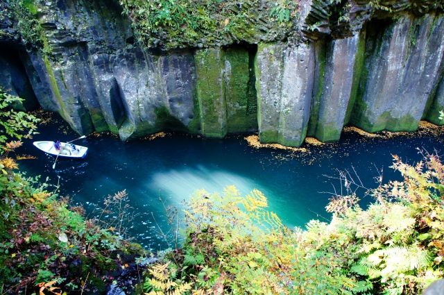 宮崎県の高千穂峡をボートで楽しむ観光客