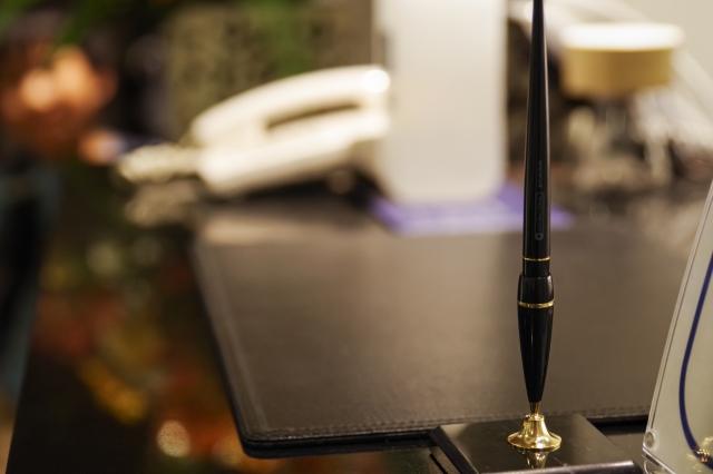 宿泊施設の受付カウンター