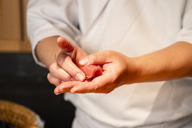 寿司をにぎる職人さんのイメージ画像