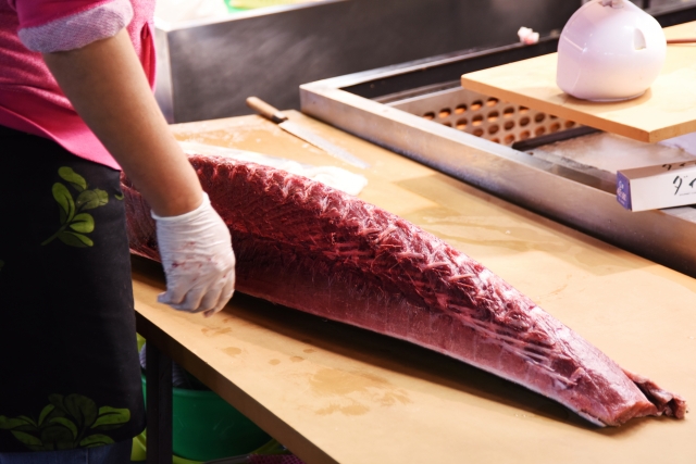 市場でのマグロの解体を見学