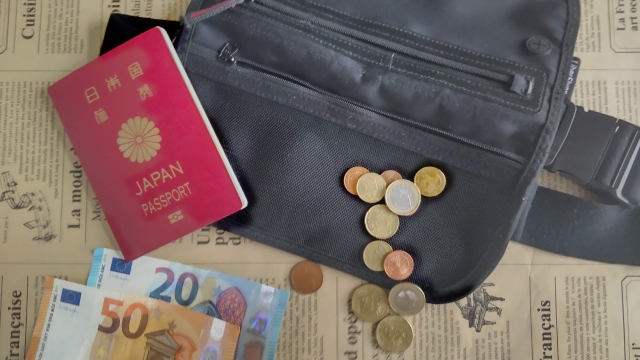 旅行の便利アイテムのウエストポーチ