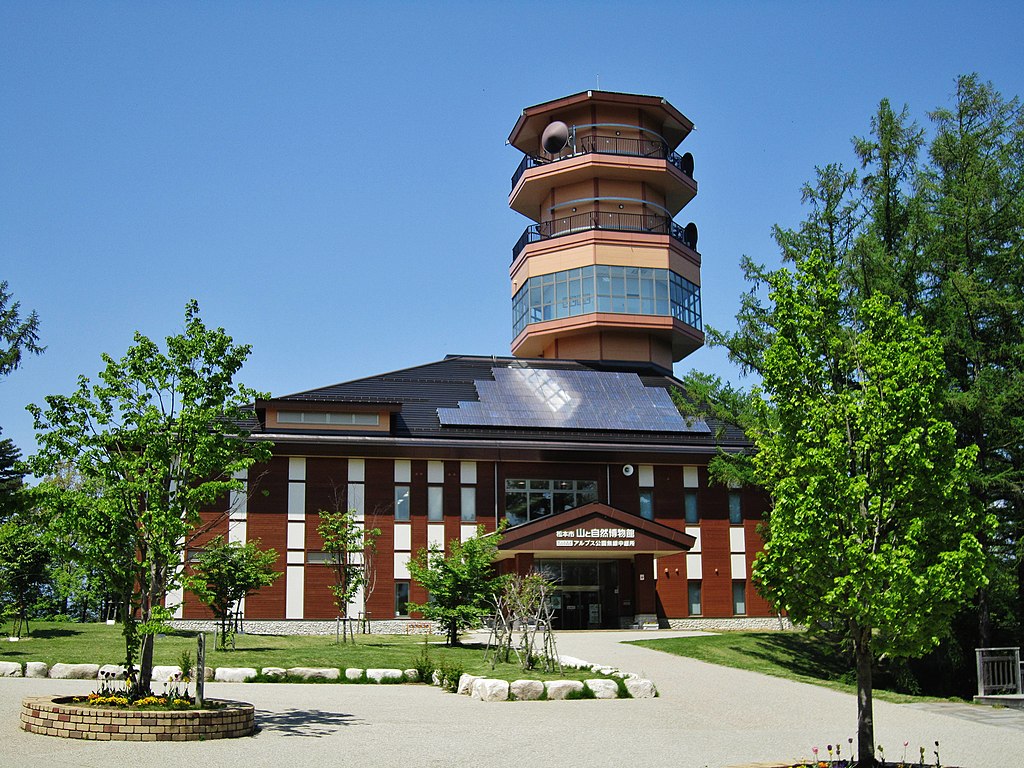 松本で有名な観光スポットの一つ「松本市アルプス公園」に佇む建物