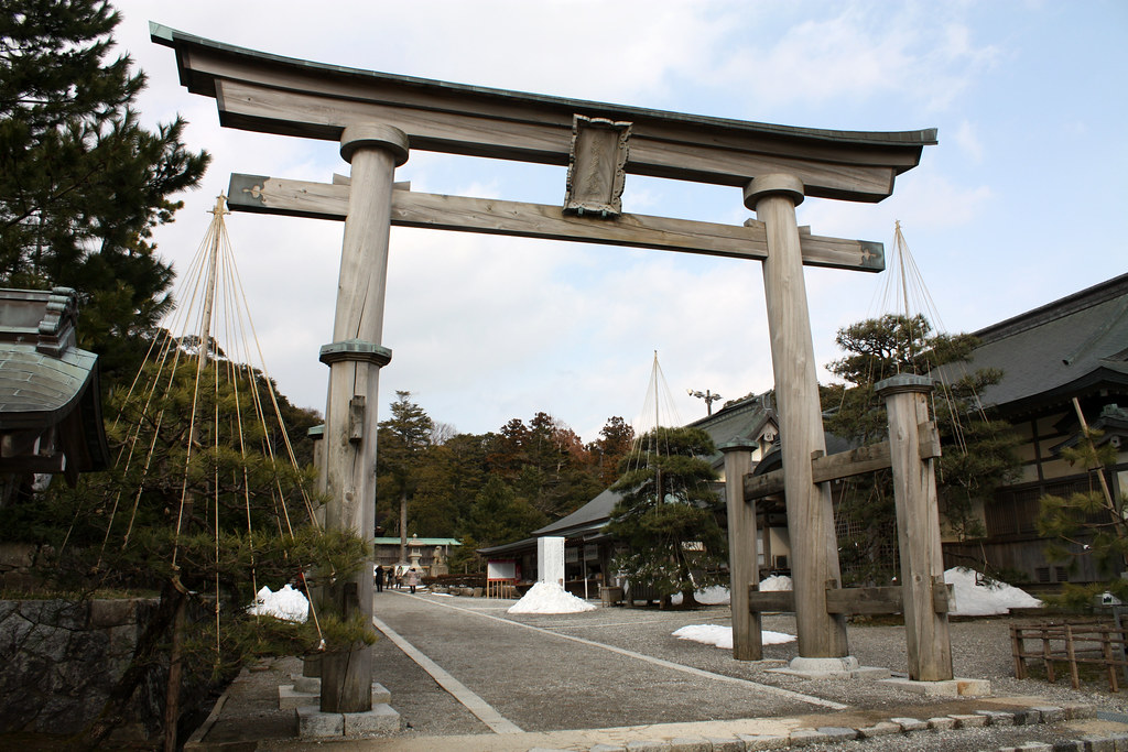 気多大社の鳥居を下から見る