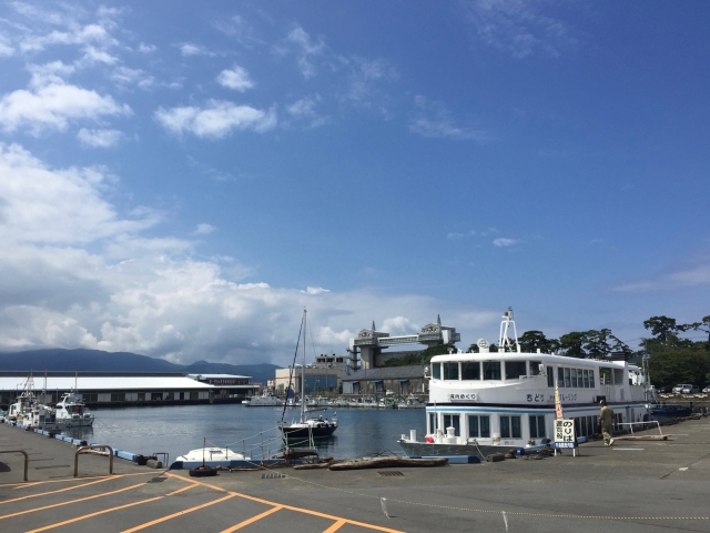 沼津港と停泊する船