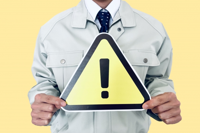 注意マークを持つ人