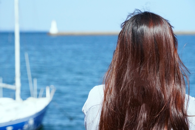 海を眺める女性
