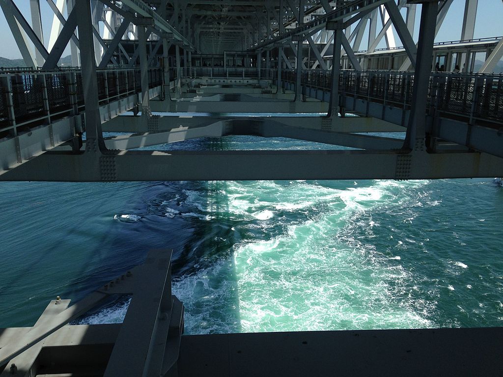 鳴門の渦潮を身近で見ると迫力がある