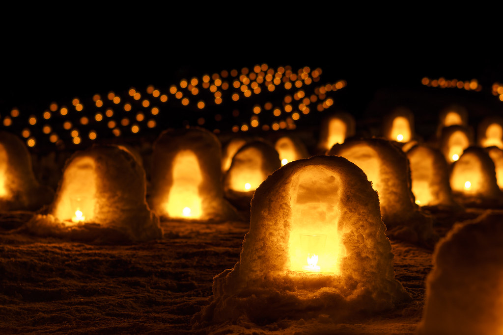 湯西川温泉のかまくら祭：平家の里がライトアップされた様子