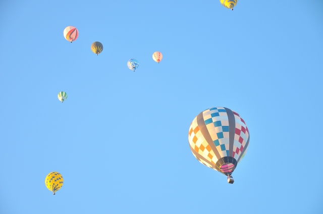 8月の北海道富良野で熱気球に乗るイメージ