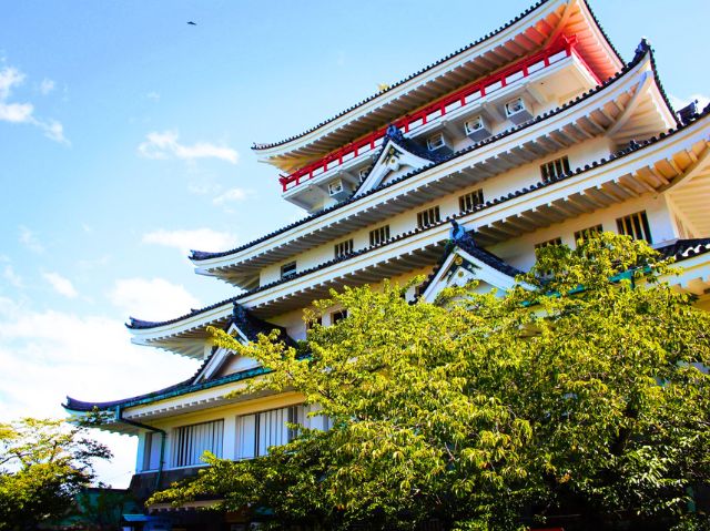 熱海湾と熱海の街を眺める熱海城