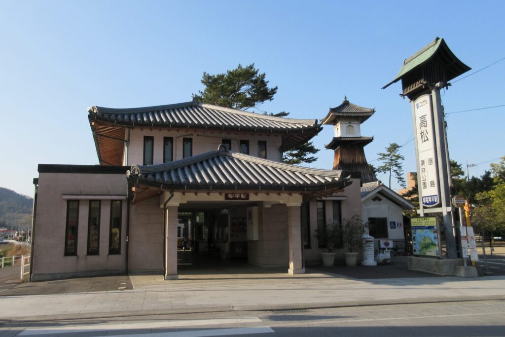 香川観光で訪れる琴平駅の正面