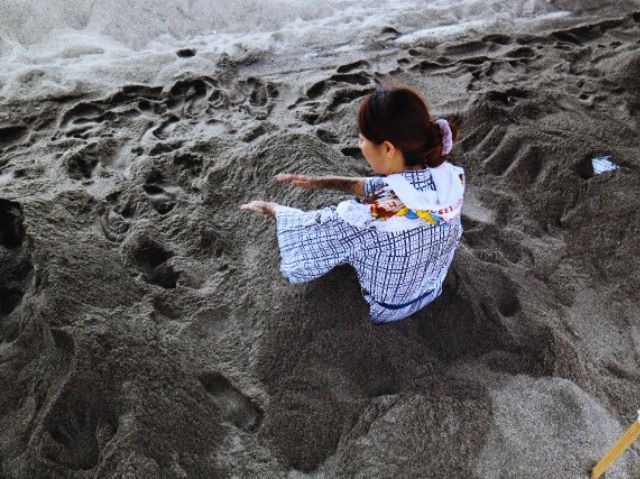 砂むしを楽しむ女性