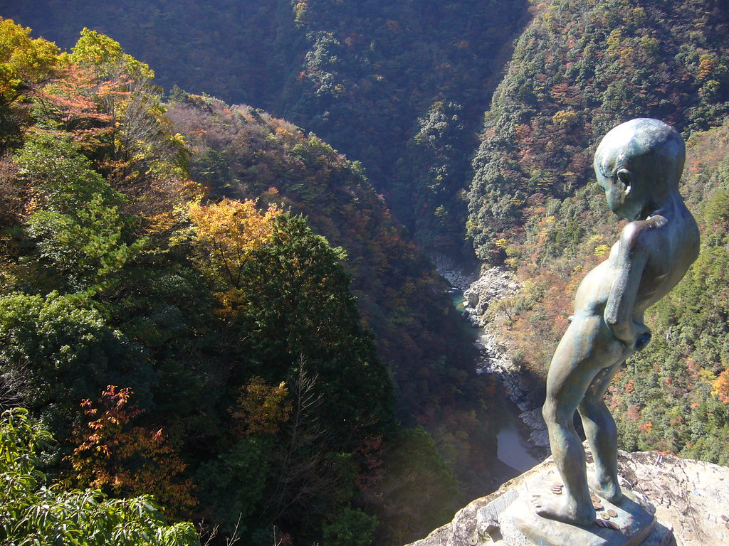 断崖絶壁の上に立つ祖谷渓の小便小僧