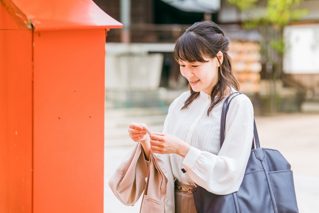 神社での参拝を楽しむ女性
