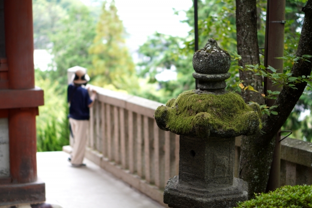 神社を観光する女性の一人旅