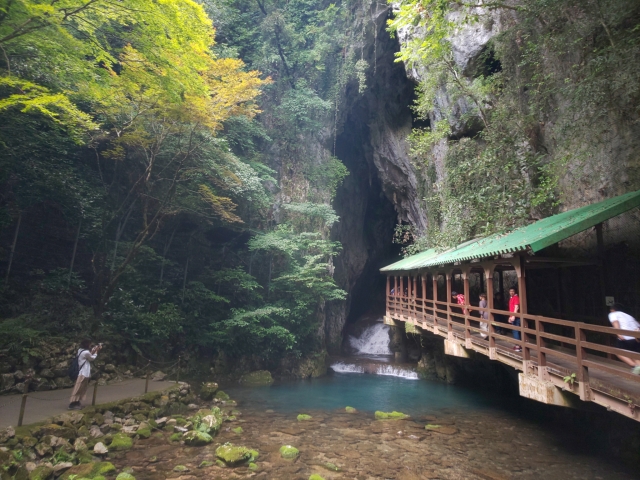 涼しさが感じられる秋芳洞