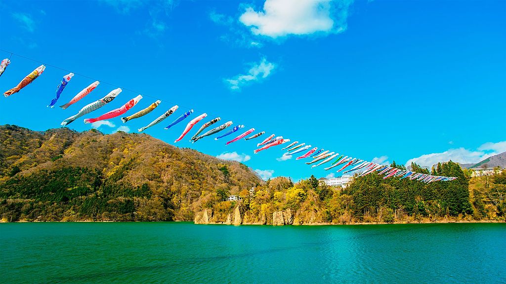 赤谷湖にかかる鯉のぼり