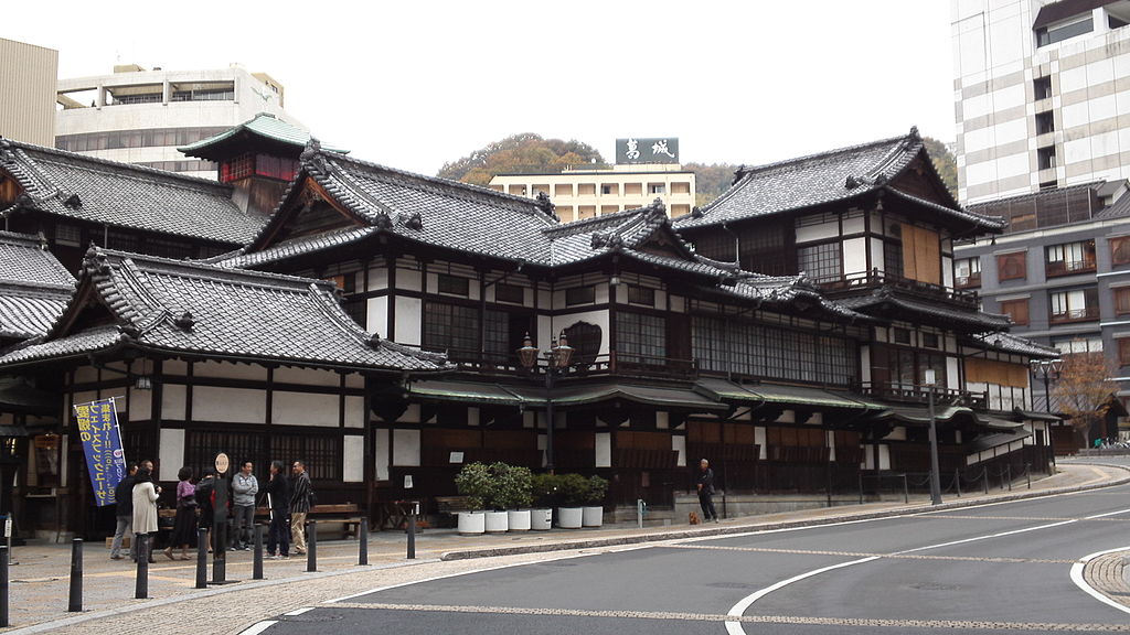 日本最古の温泉である道後温泉街