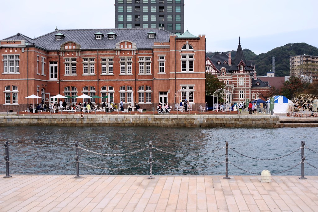 人で賑わう門司港レトロ地区