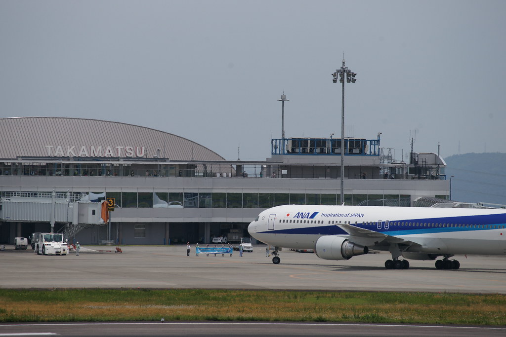 高松空港に到着した飛行機