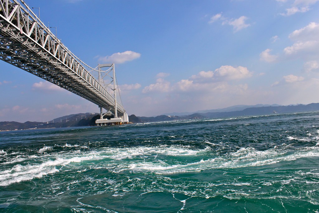 鳴門の渦潮は迫力満点