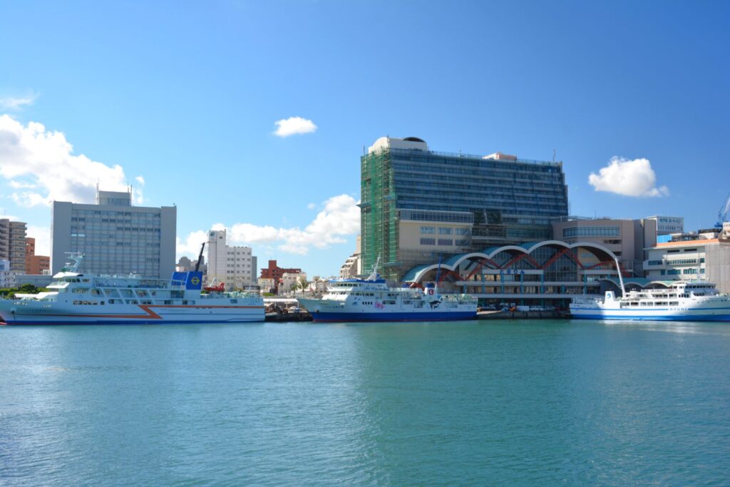 那覇の泊港