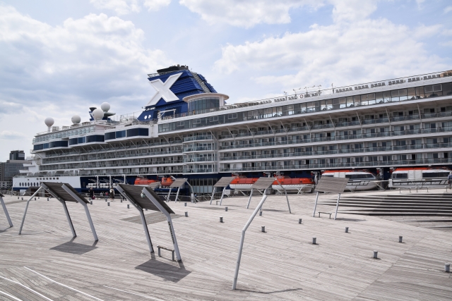 横浜港大さん橋とクルーズ船の風景
