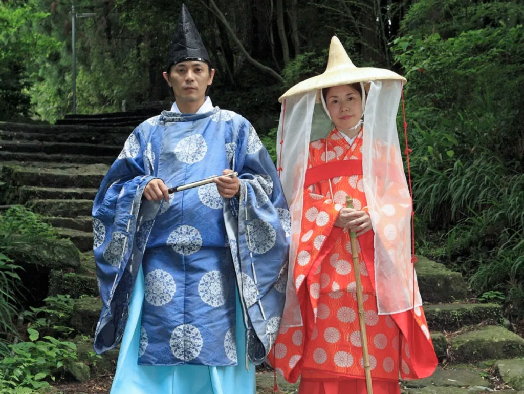 和歌山県の大門坂茶屋で平安貴族の衣装を着る