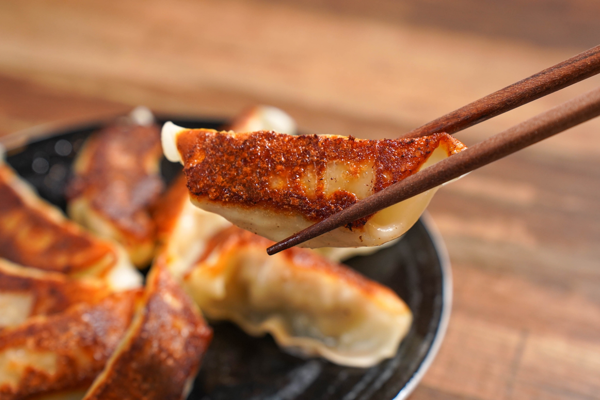 ジューシーで美味しそうな餃子のイメージ