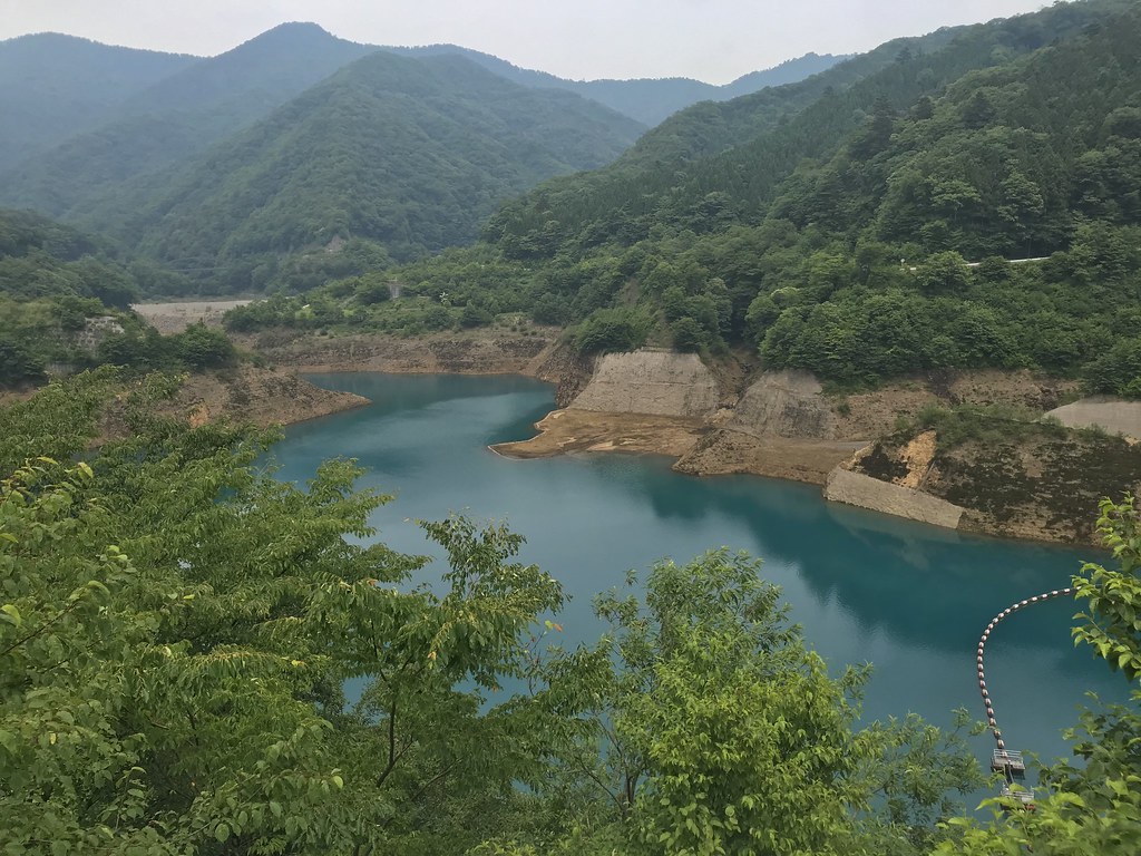 四万ブルーの美しい奥四万湖の景観