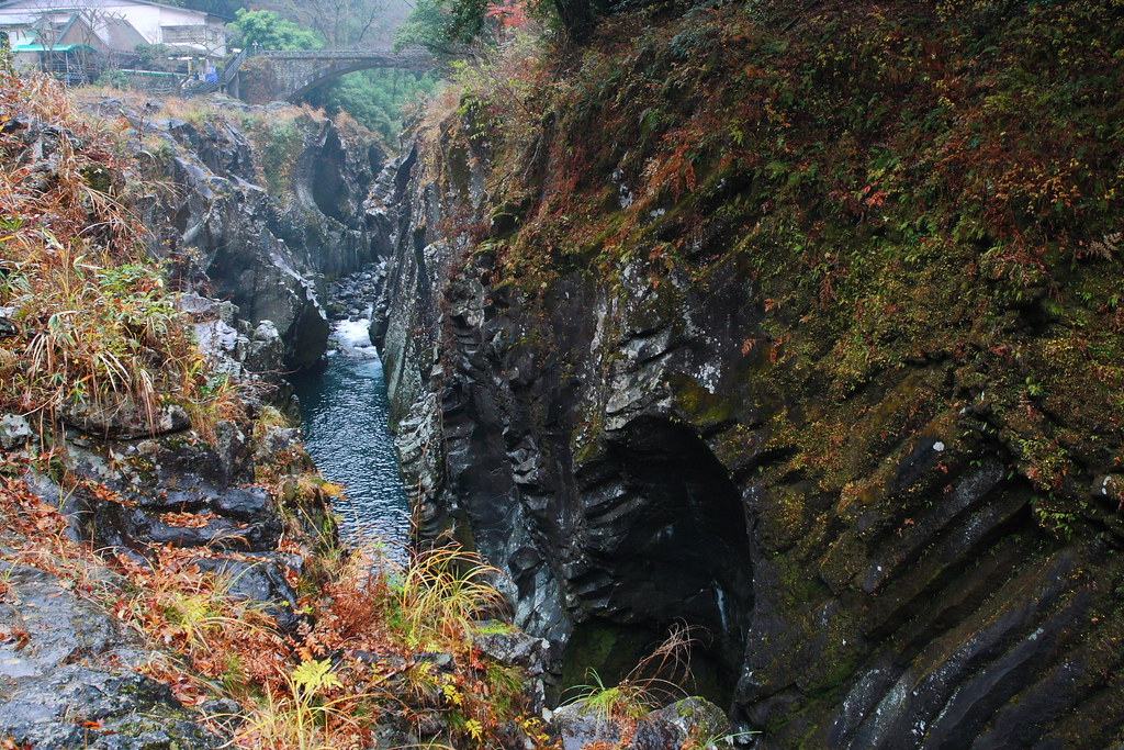 11月が紅葉の見ごろの高千穂峡で秋を感じる