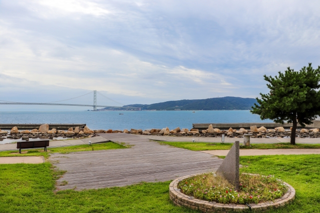 大蔵海岸公園から眺める明石海峡大橋と淡路島