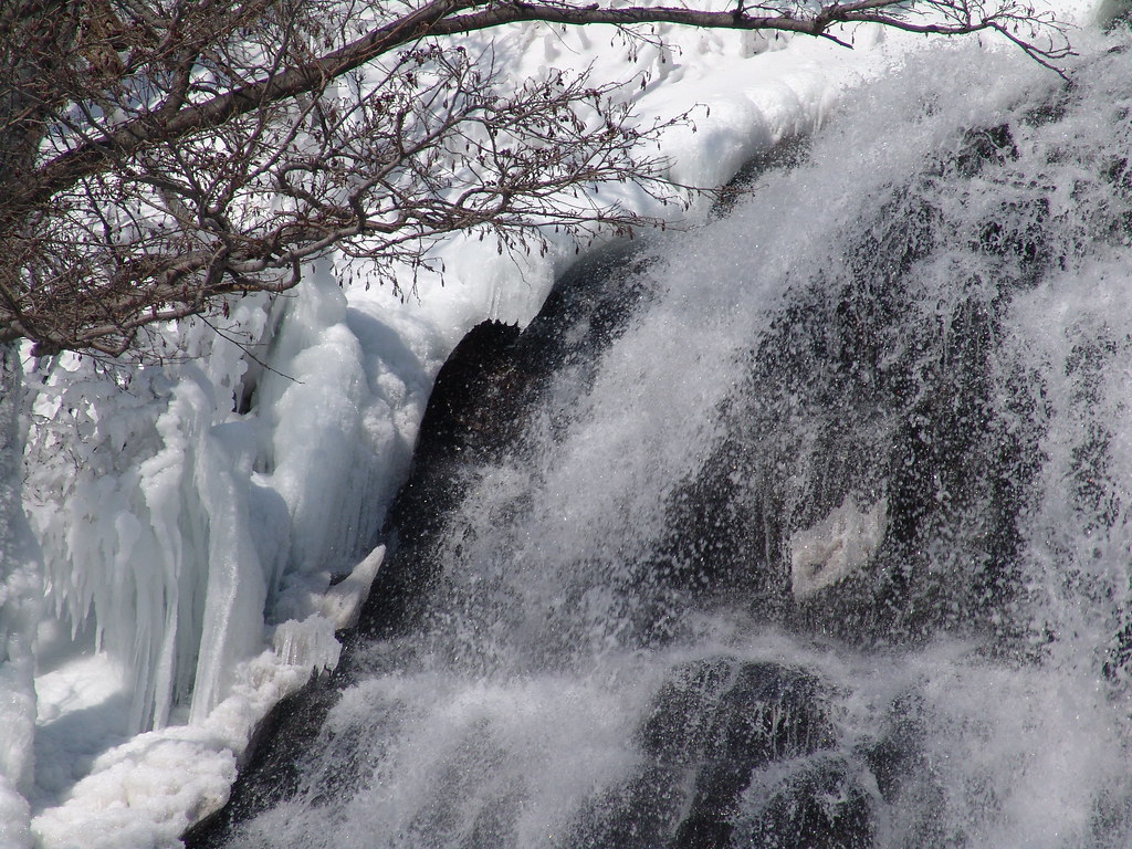 大迫力のオシンコシンの滝は、知床の冬の観光で外せないスポット