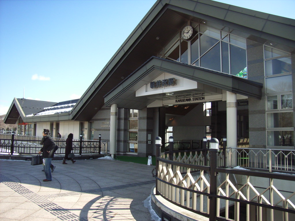 冬の軽井沢駅の様子