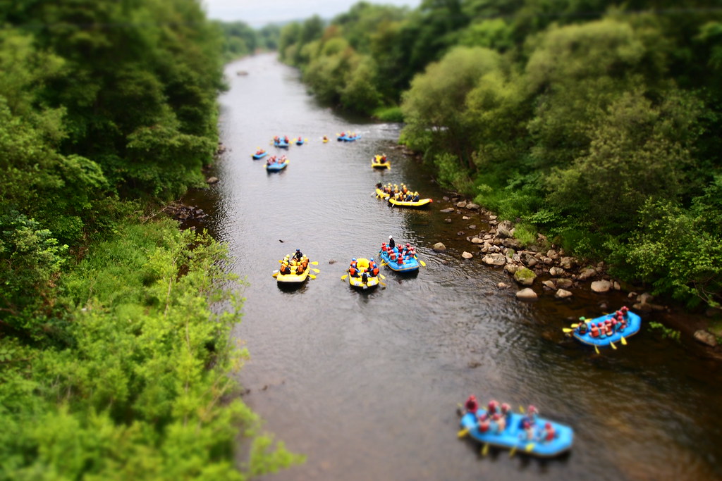 ニセコの尻別川でエコラフトを楽しむ