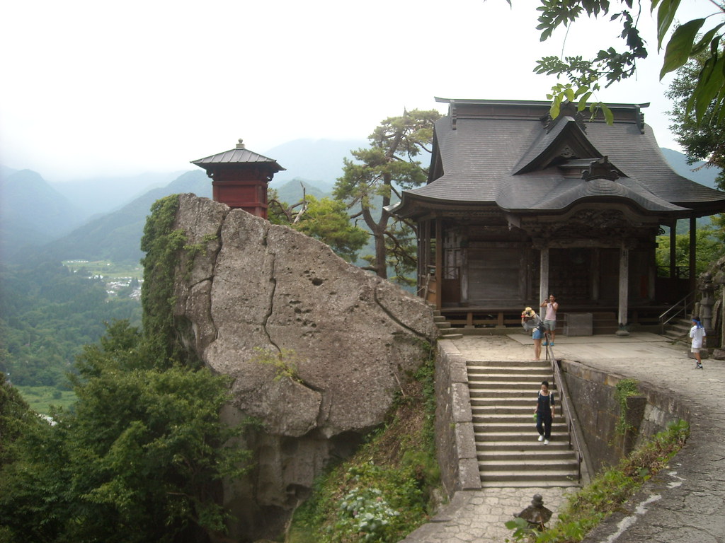 山にそびえ立つ立石寺(山寺)