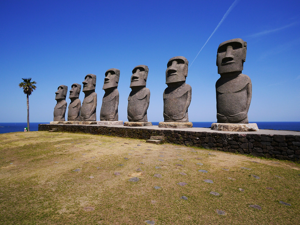 12月の澄んだ空気の中でモアイ像を楽しむことができる・サンメッセ日南