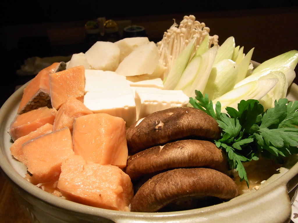鮭と野菜がたっぷりと入った体の芯から温まる石狩鍋