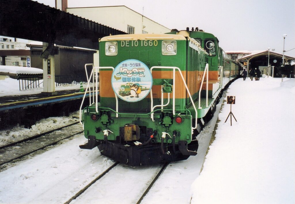 知床の厳しい冬を走行する列車