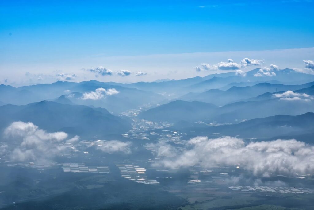 清里高原と雲海を上空から眺める