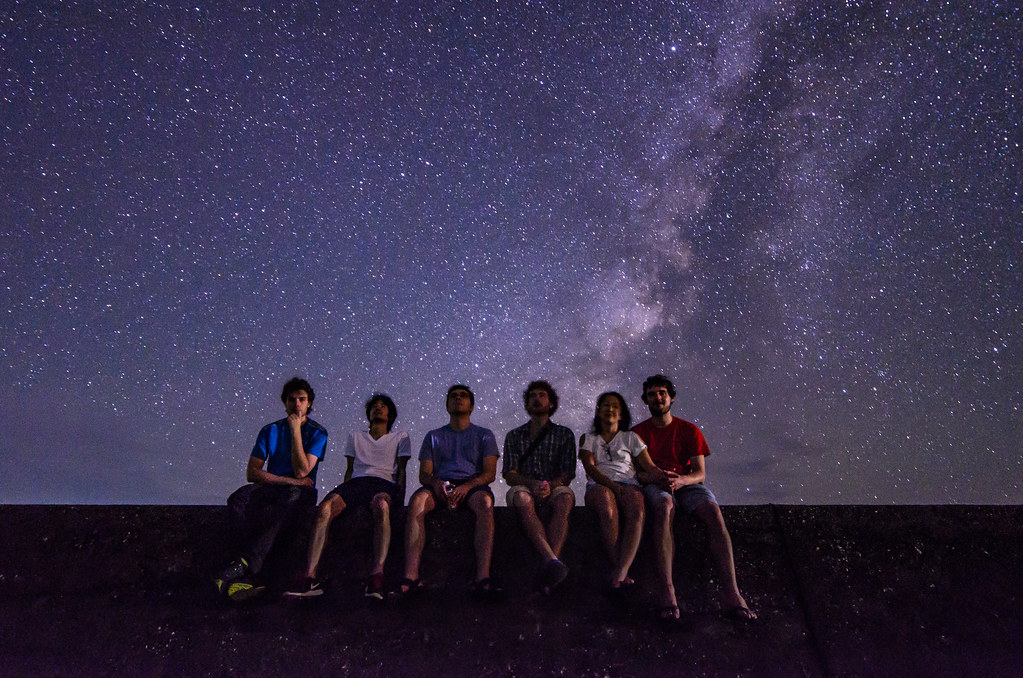 宮古島で星空を眺めるグループ