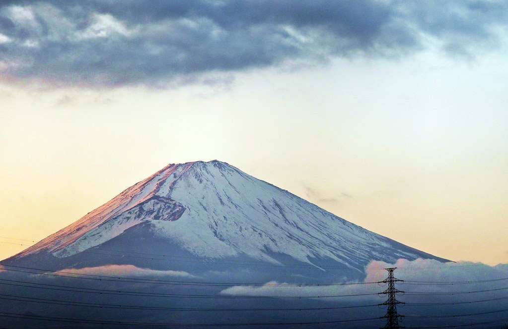 山梨で朝日に染まる富士山を観賞