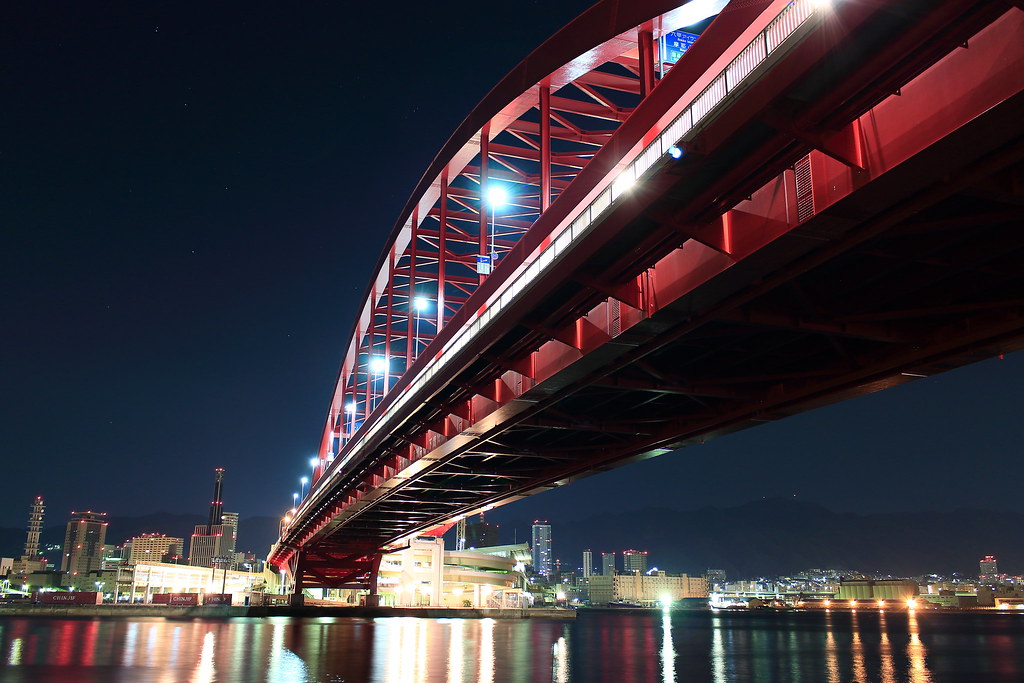神戸の観光スポット、神戸大橋の夜のライトアアップ