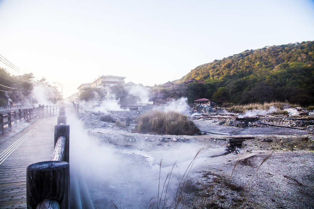 あちこちで湯けむりが立ち上る雲仙観光ホテル付近の風景