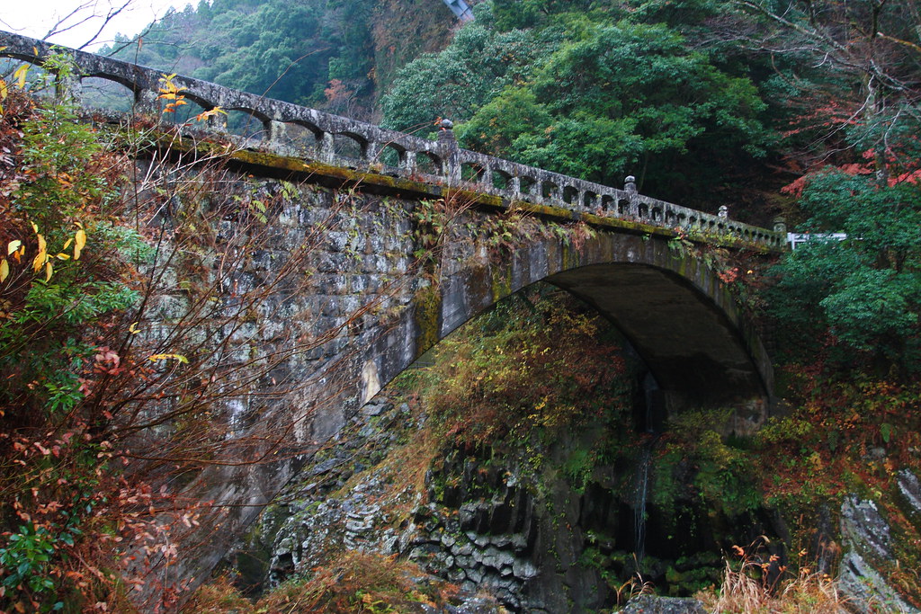 歴史を感じる高千穂峡橋の眺め