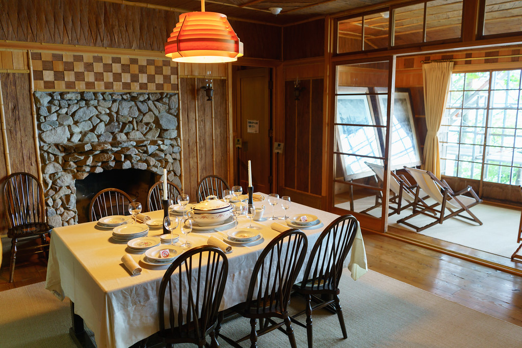 一面紅葉の幻想世界「イタリア大使館別荘記念公園」