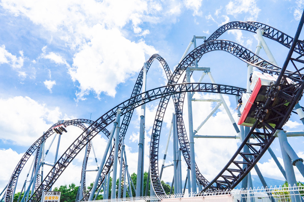 富士急ハイランドでアトラクションを楽しむ様子