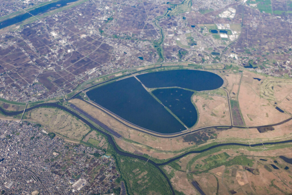 散策路が整備された渡良瀬遊水地を上空から見る